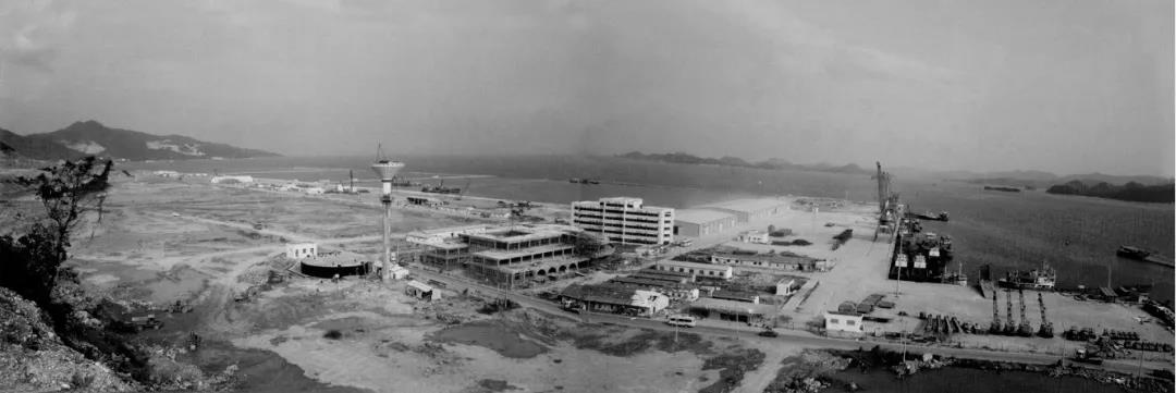 1994年7月，经国务院批准，盐田港口岸正式启用（图为深圳经济特区建立20周年征集资料）。.jpg