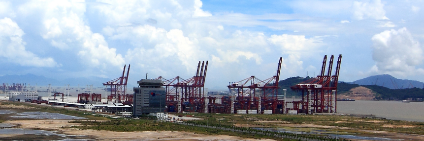 2007年底，经国务院批准，大铲湾口岸投入营运。图为建设中的大铲湾码头（图为甲骨文传媒摄影）。.png